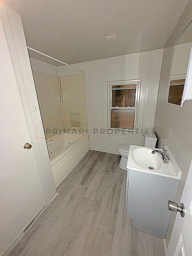 Building Photo - 3 Bedroom Home with Off-Street Parking