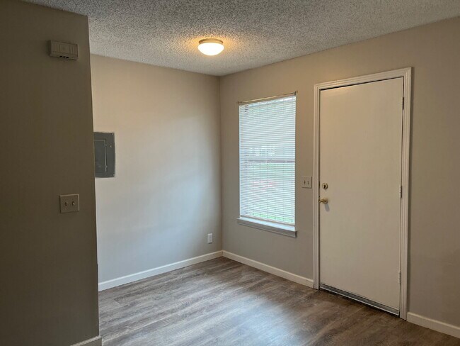 Foto del edificio - 2 BEDROOM 11/2 BATH TOWNHOME  MINUTES TO D...