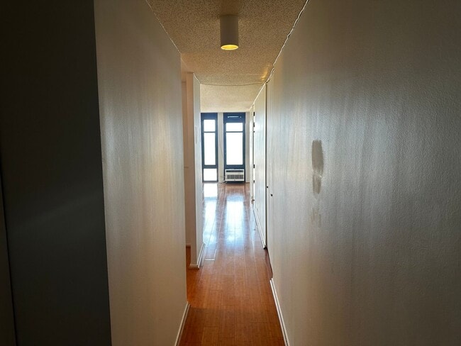 Building Photo - Sunny Studio with Lakeside Views