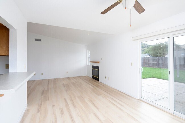 Foto del edificio - Lovely 3 Bedroom Home in Beautiful Los Ala...