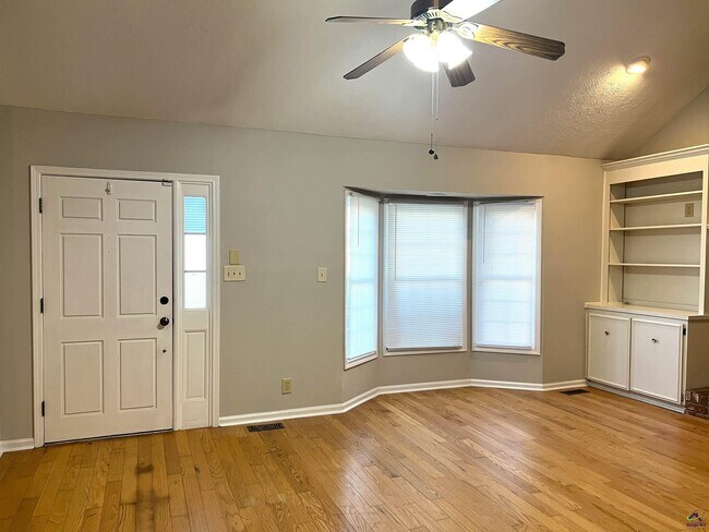 Building Photo - 122 N Springs Ct