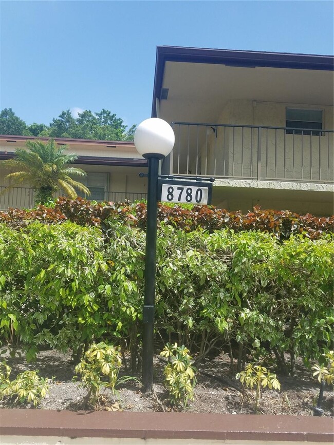 Foto del edificio - 8780 Holly Ct