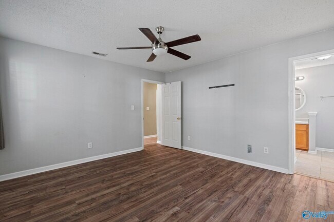 Foto del edificio - 300 Sweetwood Ln NW