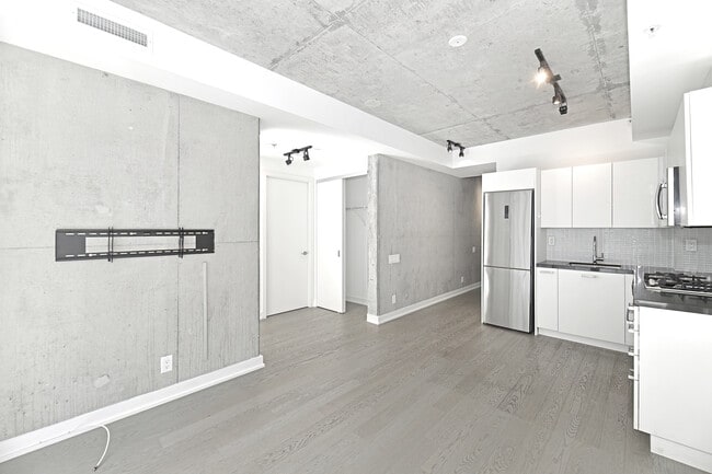 Building Photo - 39 Brant St