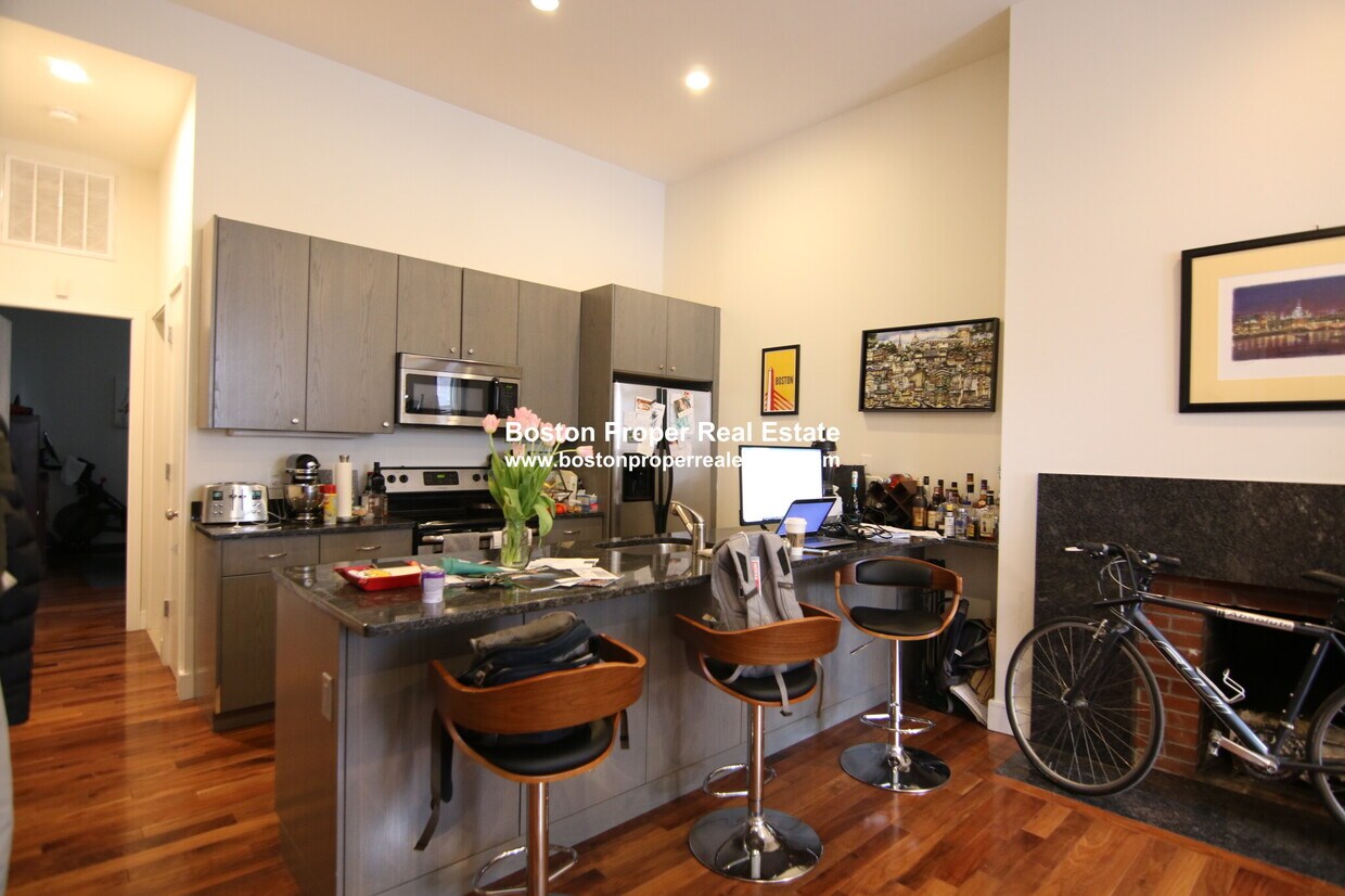Primary Photo - 557 Columbus Ave