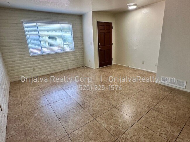 Foto del edificio - 2614 N Winstel Blvd