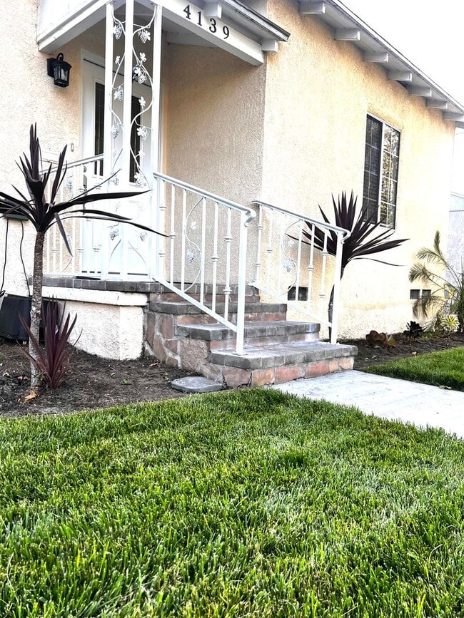 Building Photo - Single Family. 3-bed Home - Desireable Neighborhood!