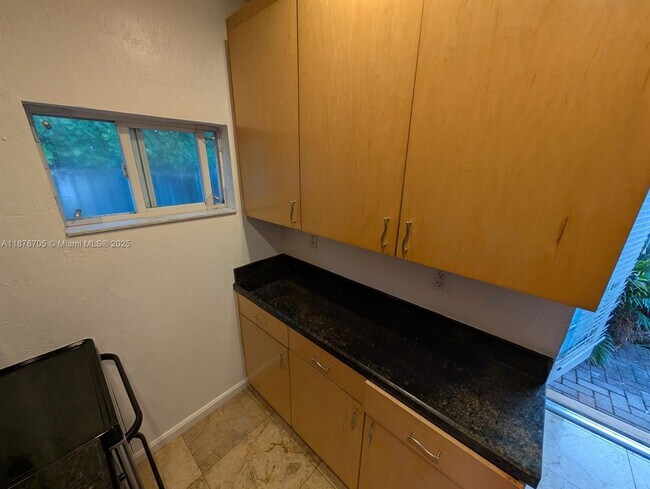 Foto del edificio - 728 NE 13th Ct