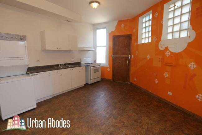 Building Photo - 2036 W North Ave