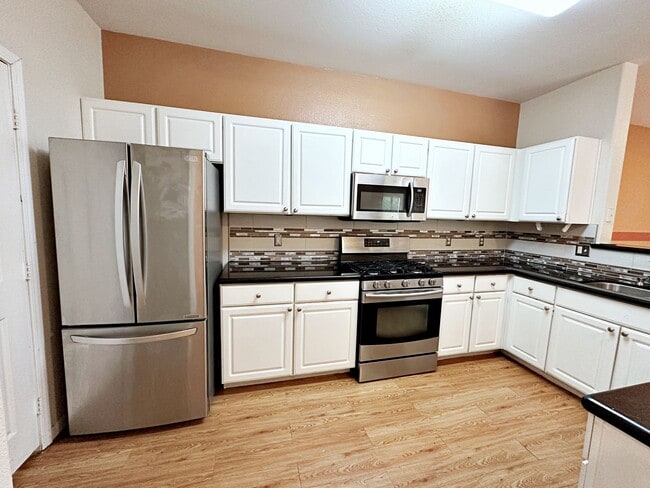 Foto del edificio - 3 BEDROOM CONDO IN  GUARD GATED COMMUNITY