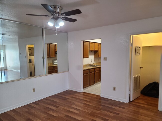 Foto del edificio - 6500 Sands Point Dr