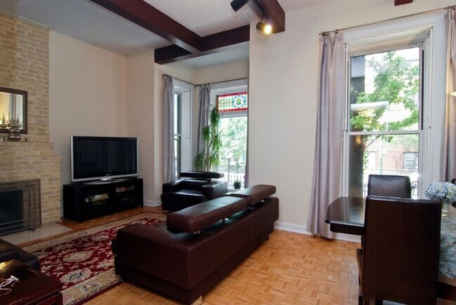 Living and Dining Room - 55 W Erie St