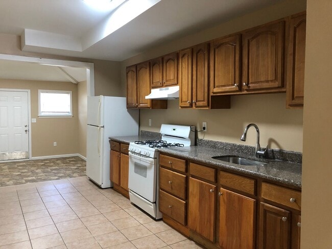 Building Photo - Great Home! 4 Bedrooms! Lots of Living Spa...