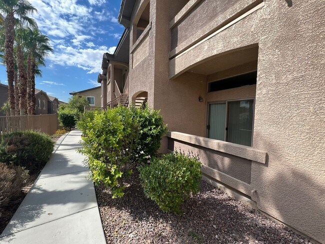 Foto del edificio - Beautifully remodeled 3 bedroom 2 bathroom downstairs condo right next to the pool!!