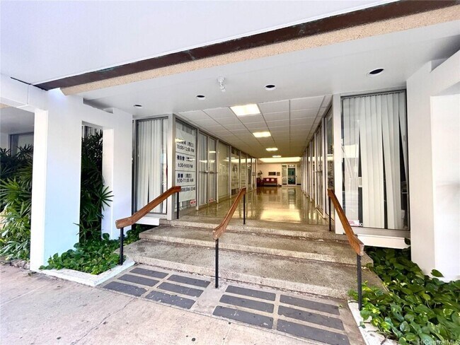 Building Photo - 1560 Kanunu St