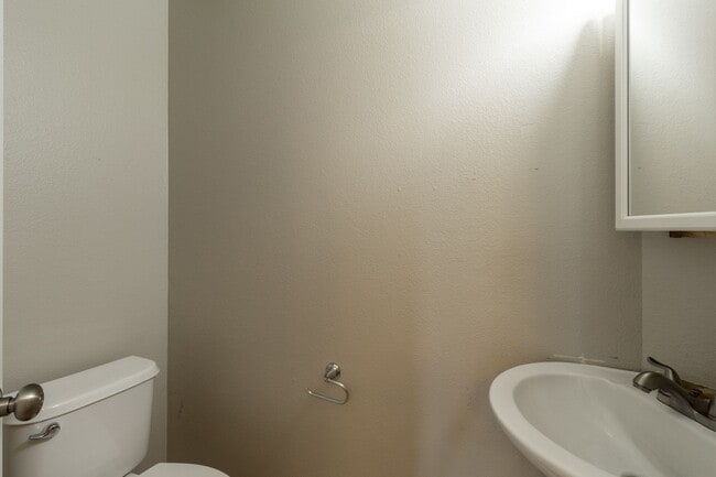 Building Photo - Beautiful 3 Bed 2 house with 2 Car Garage-...