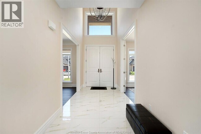 Building Photo - 594 Orchards Cres