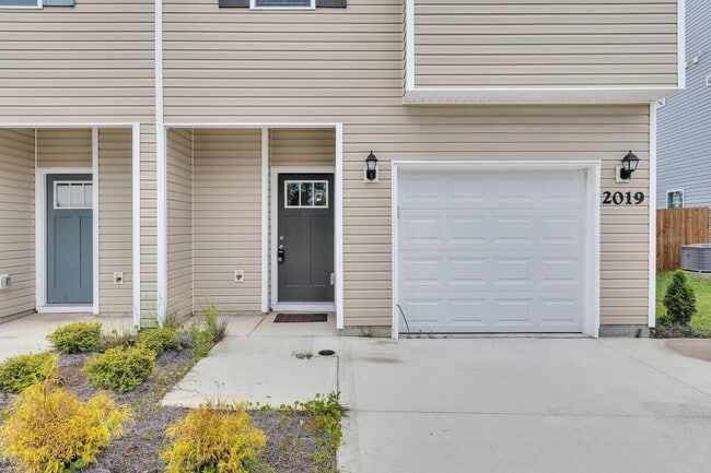Building Photo - Modern 2-Story Townhome with Garage