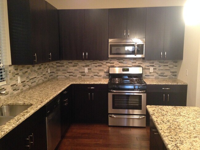 Foto del edificio - UT PRE-LEASE: 2013 Construction - 6 bed / ...