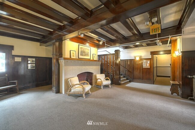 Lobby w/ wooden beams - 409 16th Ave E