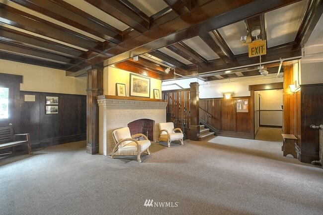 Lobby w/ wooden beams - 409 16th Ave E