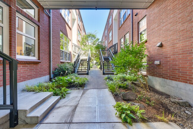 Building Photo - 1009 NW Hoyt St