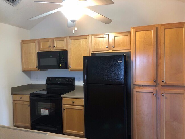 Foto del edificio - 2 Bedroom Renovated Hart's Cove Apartment!