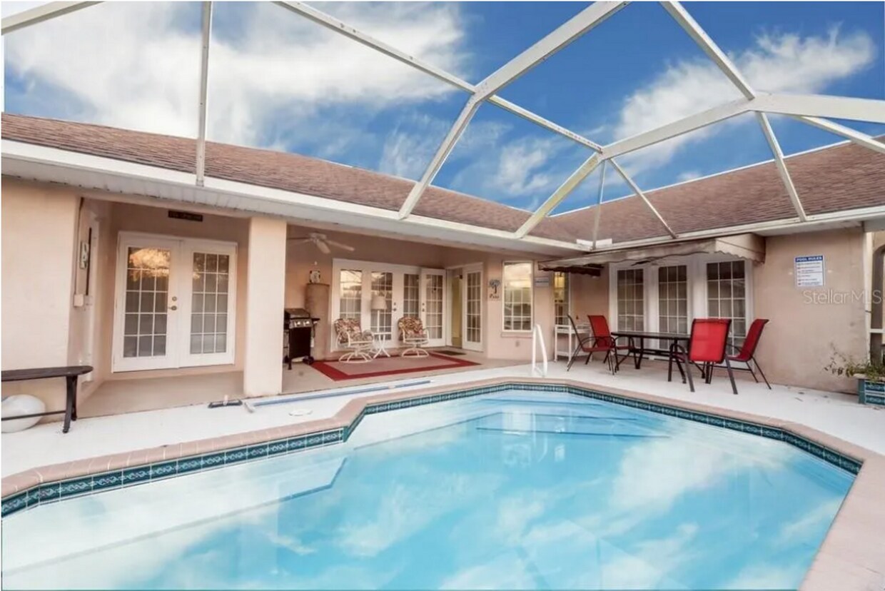 Foto principal - $5,495/month -- Beautifully Furnished Pool Home Seasonal Rental ** Lakefront Views ** Just minute...