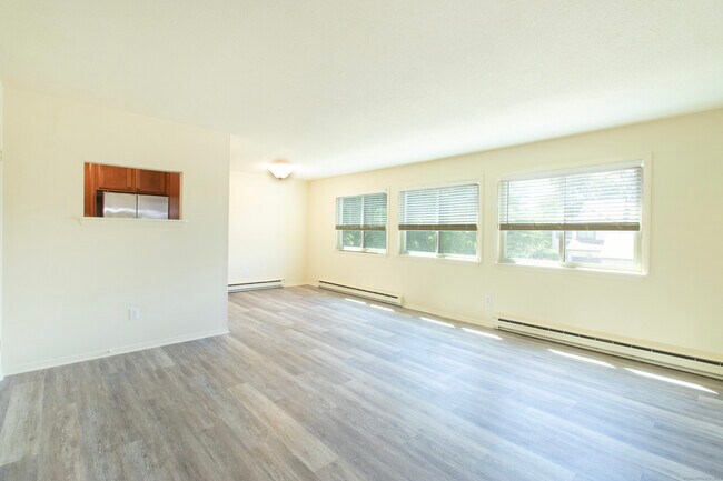 Building Photo - 12 Pineview Dr