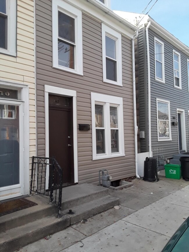 Building Photo - 142 N Newberry St