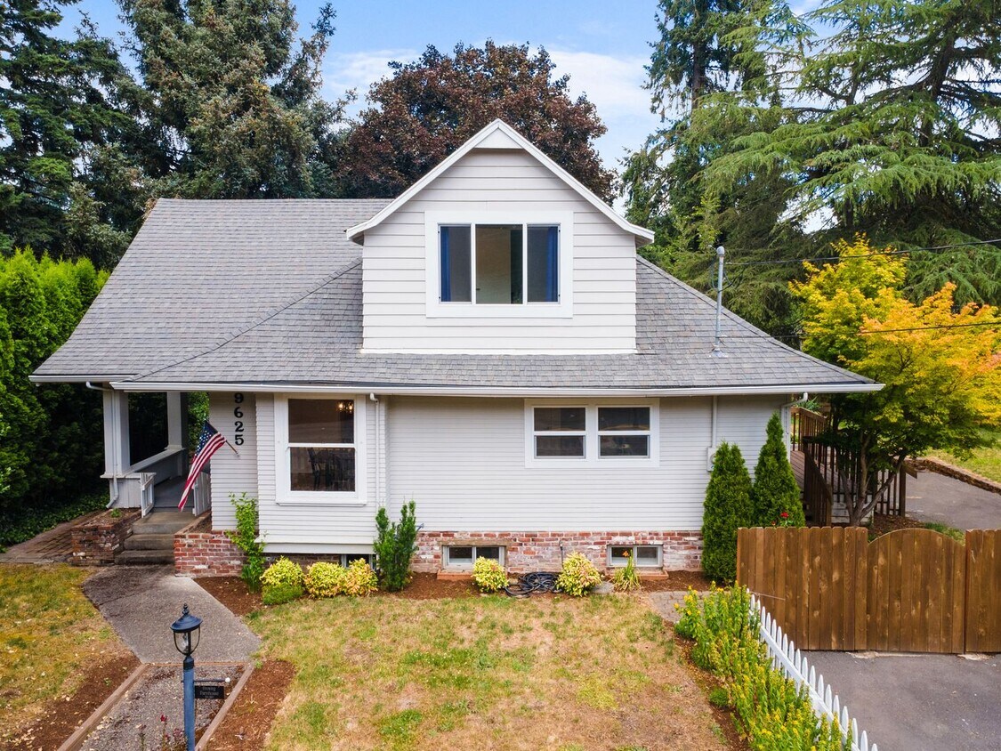 Primary Photo - Beautiful 3,485 SqFt Home with Updated Kitchen & Modern Finishes