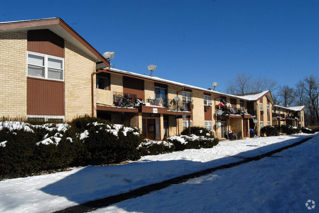 Building Photo - Country Squire Gardens