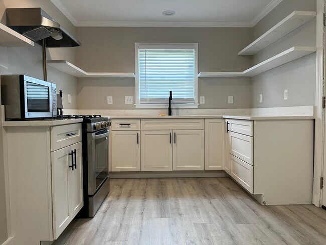 Foto del edificio - 2730 Eastway Dr