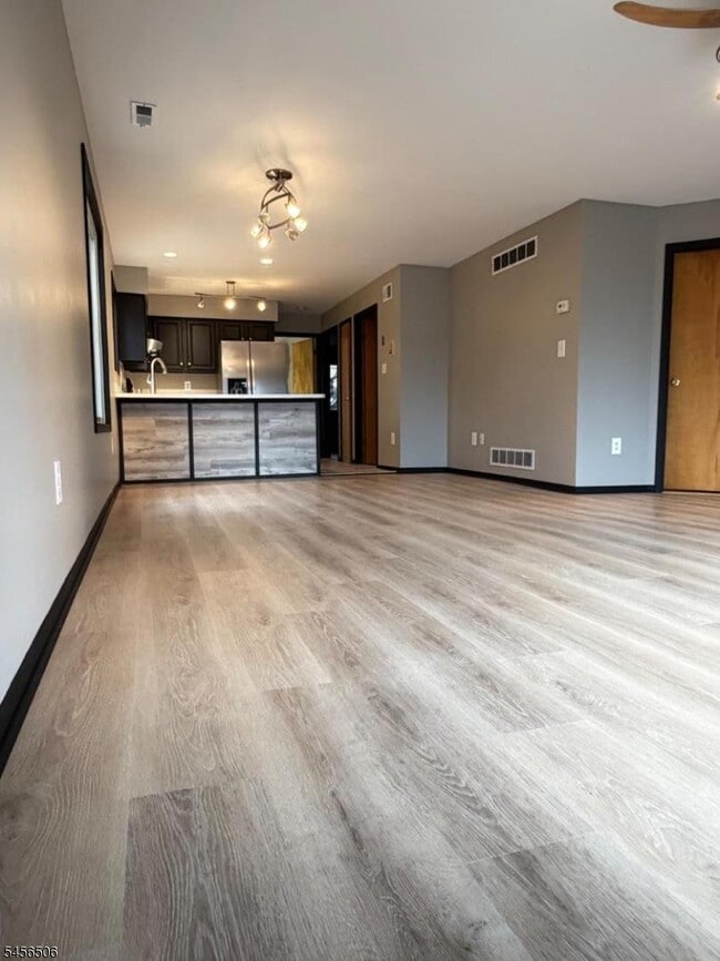 Building Photo - 226 Maple Ave