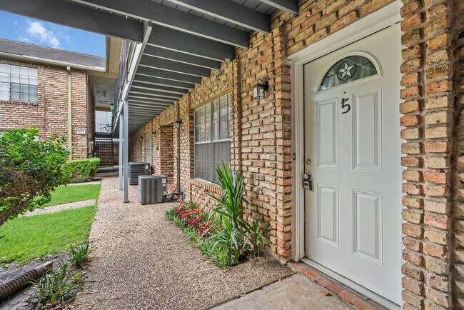 Building Photo - 6401 Skyline Dr