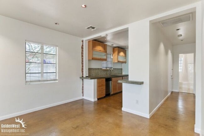 Building Photo - Charming 2Bdm 2Ba Home with Modern ADU in Uptown Phoenix!