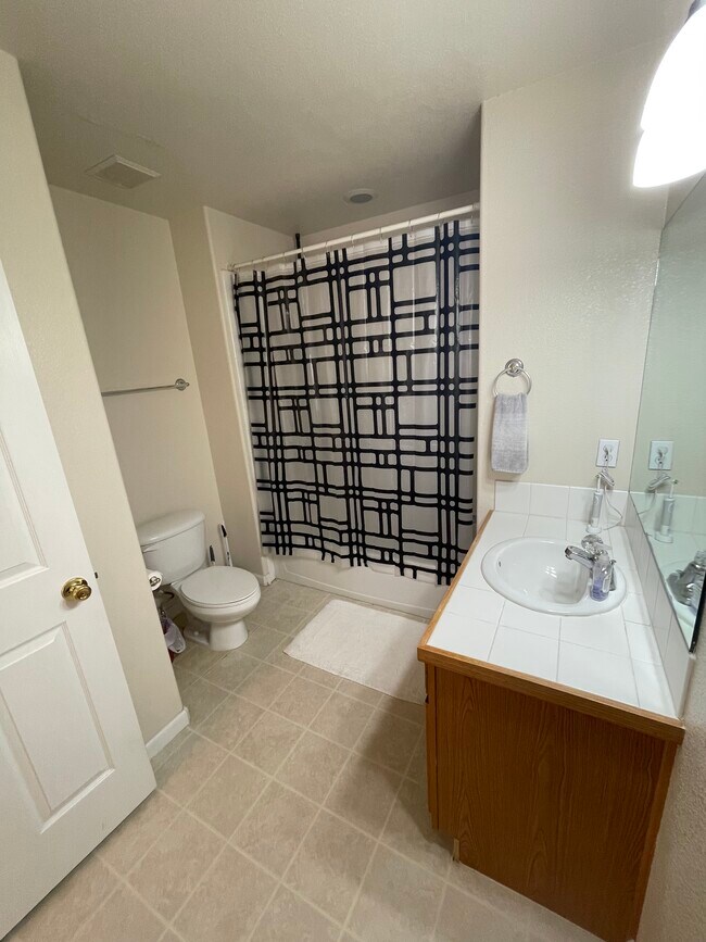 Shared bathroom - 3642 Venice Grv