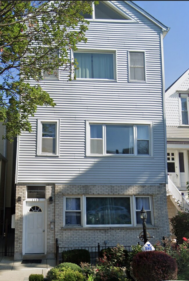 Building Photo - 1140 W Barry Ave