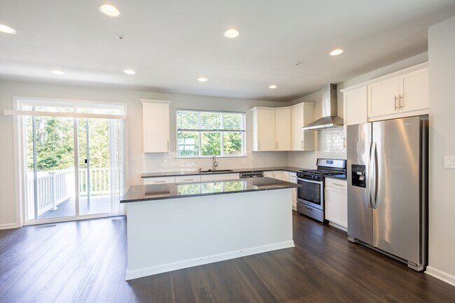 Building Photo - Lovely 3 BR/2.5 BA EOG Townhome in Millers...
