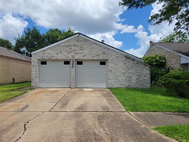 Building Photo - 4307 Willow Beach Dr