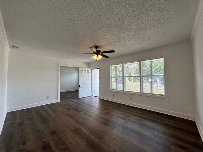 Building Photo - Beautiful Home near Middle School & Park!