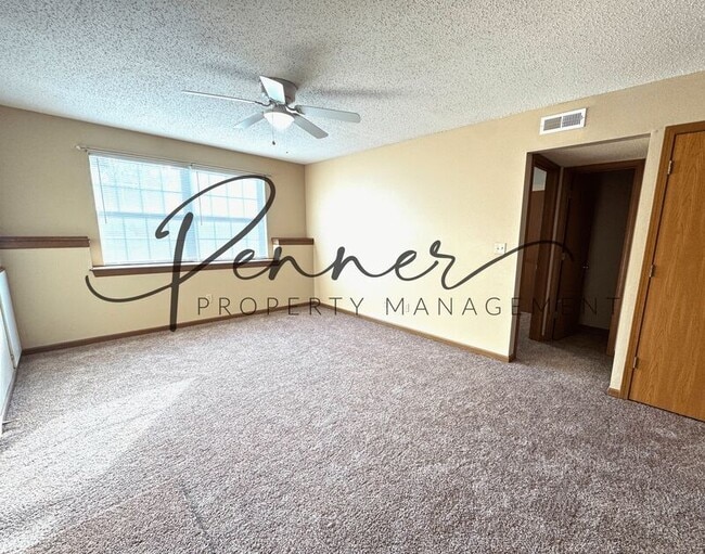 Building Photo - 136 N Crest Dr