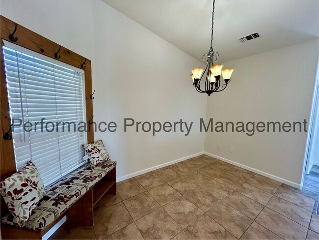 Building Photo - Stunning 3 Bed/2 Bath N Bakersfield Home w...