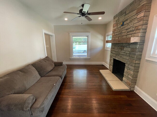 Foto del edificio - 324 E Center St