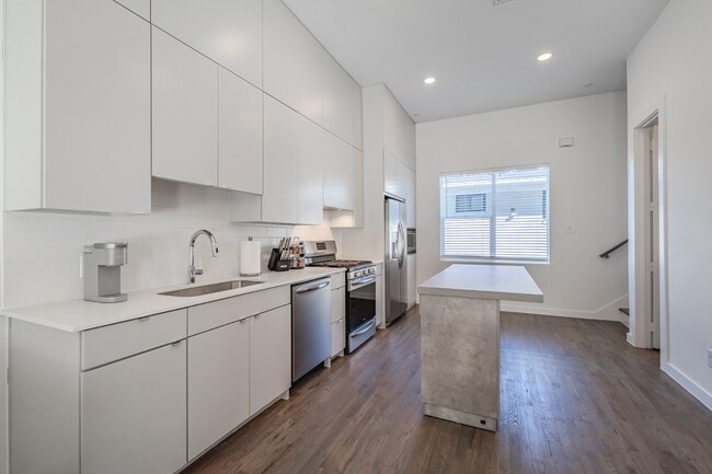 Building Photo - Modern Townhome with Dual Primary Suites & 2-Car Garage | Knox-Henderson / Lower Greenville