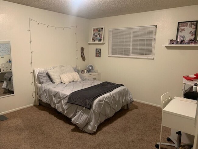 Building Photo - 621 W 7th St