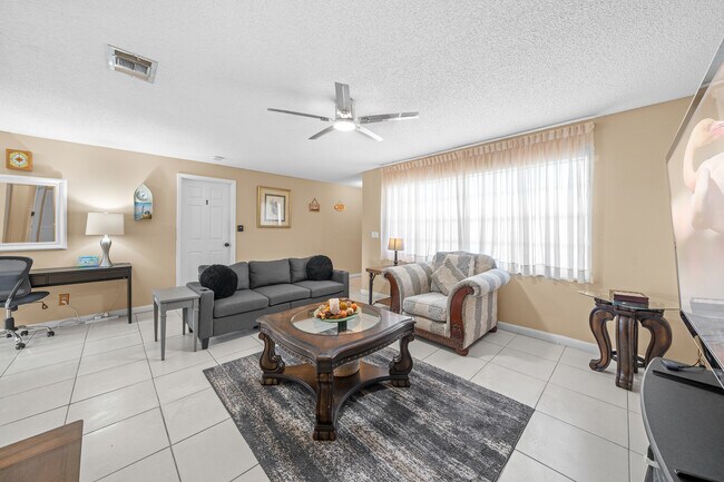 Foto del edificio - 2147 Sandalwood Dr