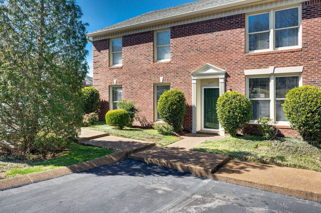 Primary Photo - Beautiful 3BE/3.5BA end-unit condo in Gree...