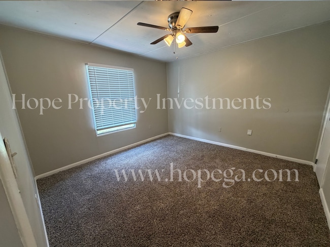 Building Photo - 4 Midland Park Ln