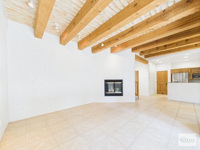 Building Photo - Beautifully Done Custom Built Townhouse wi...